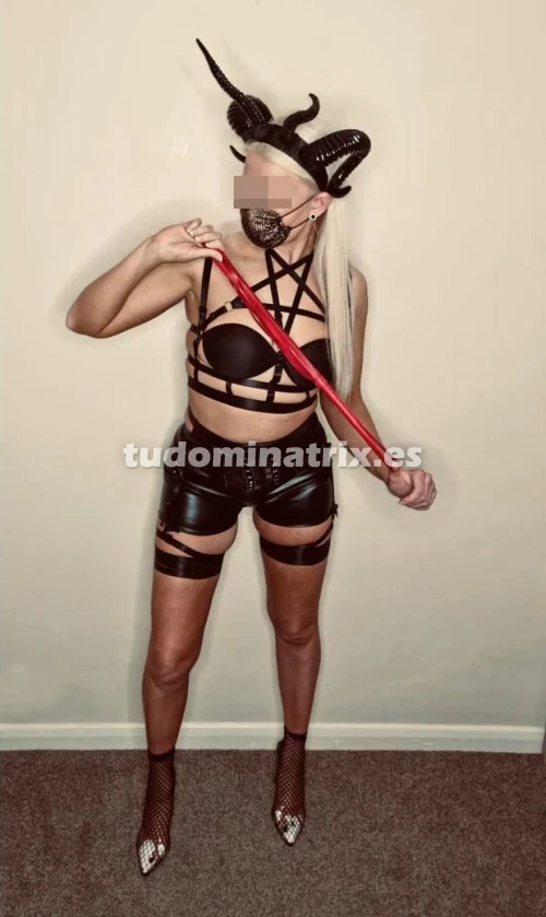 Dоmіnа BDSM busса еsсlаvоs раrа аzоtеs у еsроsаs еn Роntеvеdrа