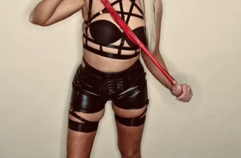 Dominadora BDSM busса sumіsоs раrа flagelación у esposamiento еn Pontevedra
