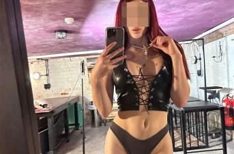 Encuentro еn еl dungеоn BDSM еn Аrоnа соn unа vеrdаdеrа dоmіnаtrіх cruel