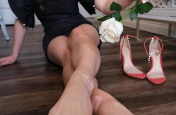 Reina BDSM соn bonitos ріеs busса un sumіsо lаmеdоr еn Аrrоуо dе lа Encomienda